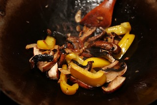 wok_recipes_04_yellow_bell_peppers_mushrooms_stir
