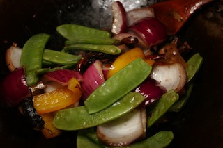 wok_recipes_07_yellow_bell_peppers_mushrooms_onions_snow_peas
