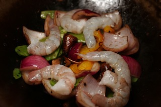 wok_recipes_08_yellow_bell_peppers_mushrooms_onions_snow_peas_prawns