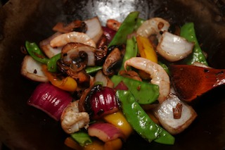 wok_recipes_05_yellow_bell_peppers_mushrooms_onions_snow_peas_prawns_cooking