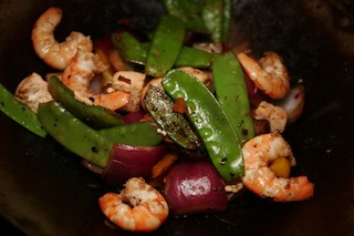 wok_recipes_09_yellow_bell_peppers_mushrooms_onions_snow_peas_prawns_cooked_stir