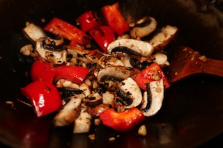 wok_recipes_b06_fermented_black_beans_garlic_ginger_root_red_bell_pepper_mushroom_cooking