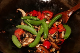 wok_recipes_b07_fermented_black_beans_garlic_ginger_root_red_bell_pepper_mushroom_snap_peas