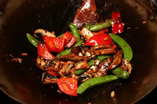 wok_recipes_b08_fermented_black_beans_garlic_ginger_root_red_bell_pepper_mushroom_snap_peas_stir