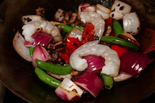 wok_recipes_b11_fermented_black_beans_garlic_ginger_root_red_bell_pepper_mushroom_snap_peas_onion_prawns
