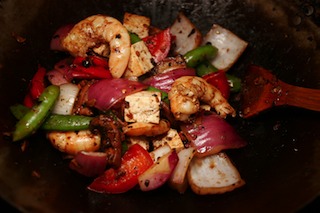 wok_recipes_b15_fermented_black_beans_garlic_ginger_root_red_bell_pepper_mushroom_snap_peas_onion_prawns_cooked_tofu_stir